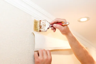 Pose de papier peint à Plufur — revêtements muraux et toiles de verre